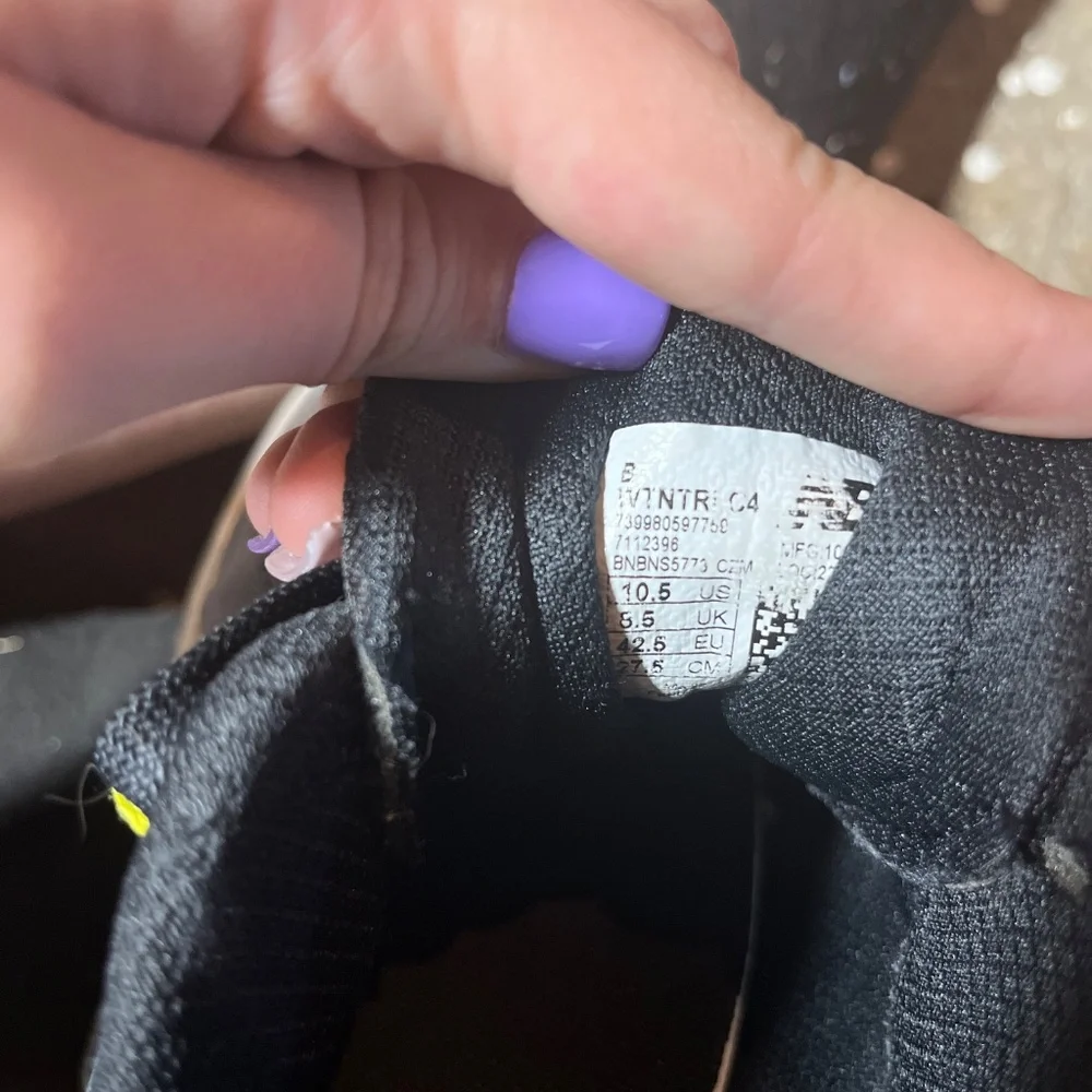 New balance shoes - Picture 3 of 6